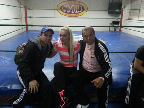 Silvie Silver junto a Tony Salazar en el CMLL / Photo by @SilvieSilver en Twitter