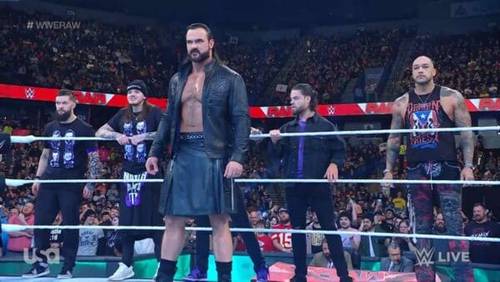 Superluchas - Un grupo de luchadores, incluido Drew McIntyre, de pie en un ring.