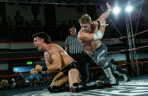 Superluchas - Dos luchadores, Will Ospreay vs. Mike Bailey, peleando en un ring de lucha libre para el anuncio estrella para Bound For Glory 2023.