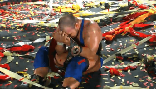 Michael Elgin abrazando su campeonato mundial de ROH.  Foto cortesía de rohwrestlng.com.