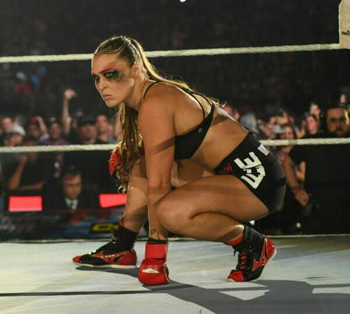 Una luchadora femenina fracasada agachada en el ring de la WWE.