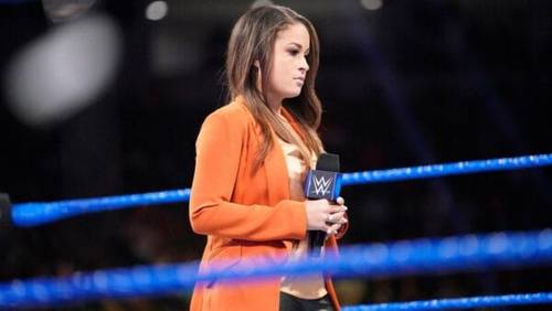 Superluchas - Kayla Braxton, mujer con un micrófono de la WWE en el ring de lucha libre.