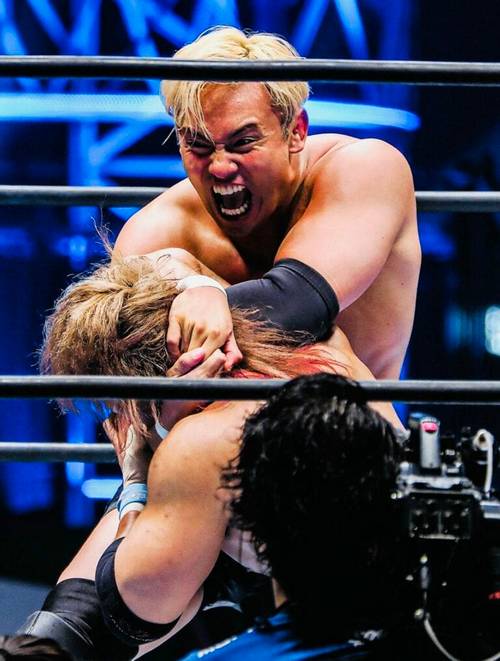 Superluchas - Mark Henry y Kazuchika Okada participaron en un intenso combate de lucha libre dentro del ring de NJPW.