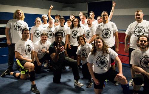 Booker T con alumnos de su escuela Reality of Wrestling