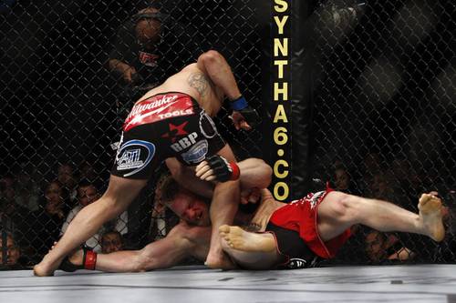 Caín &quote;El Toro&quote; Velásquez termina y fulmina a Brock Lesnar en UFC 121 - www.mmafighting.com
